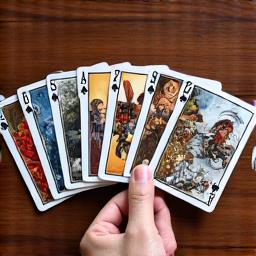 Ausgebreitete Spielkarten auf einem Tisch